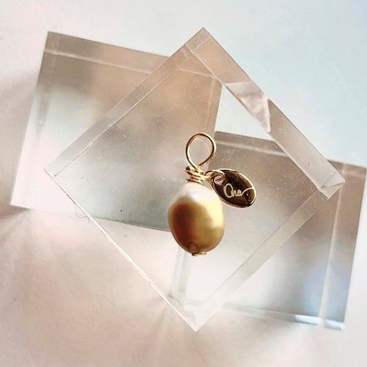 Ona Chan Jewelry Concha Pearl Pendant Gold Dip