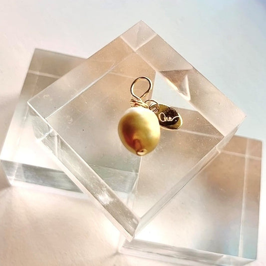 Ona Chan Jewelry Concha Pearl Pendant Gold Dip