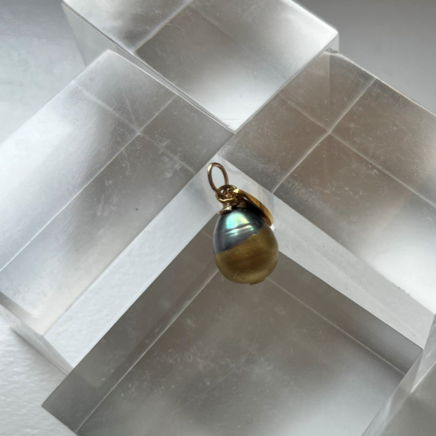 Concha Pearl Pendant with Gold Dip