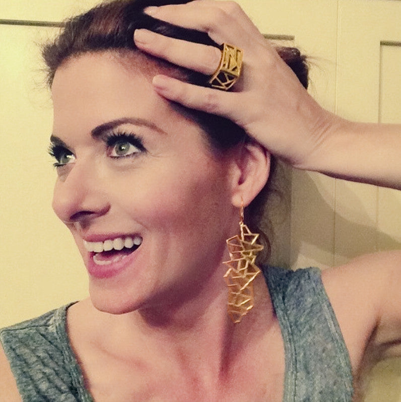 Side view of Debra Messing wearing Lattice Square Cocktail Ring - tiger's eye
